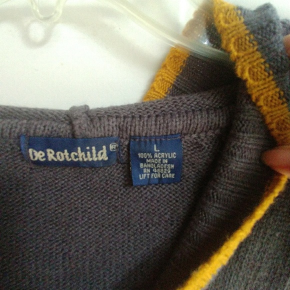 3/$30 Sale+free shipping Grey Hoodie top with a V neck - Picture 7 of 8